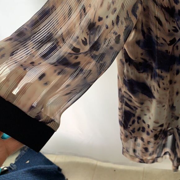 Navy blue and white blazer with built in navy blue tank. - Picture 4 of 11